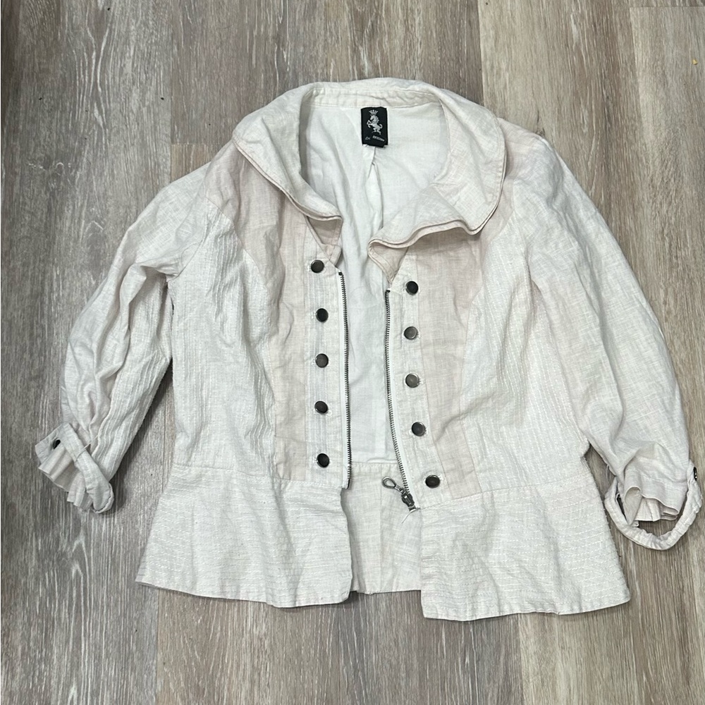 Tres Jolie Linen Jacket is a size Small.